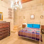 Ta' Manwel بيت للعطل نادور